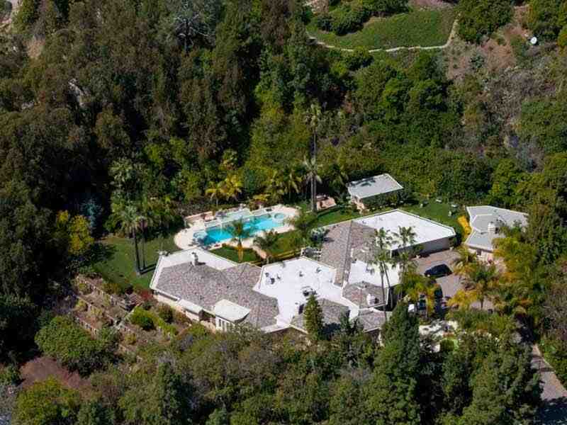 Can Simon Cowell sing?