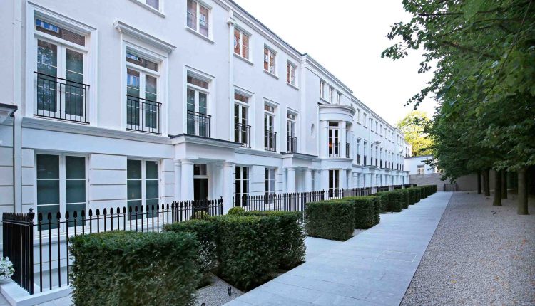 Who lives in St Johns Wood London?