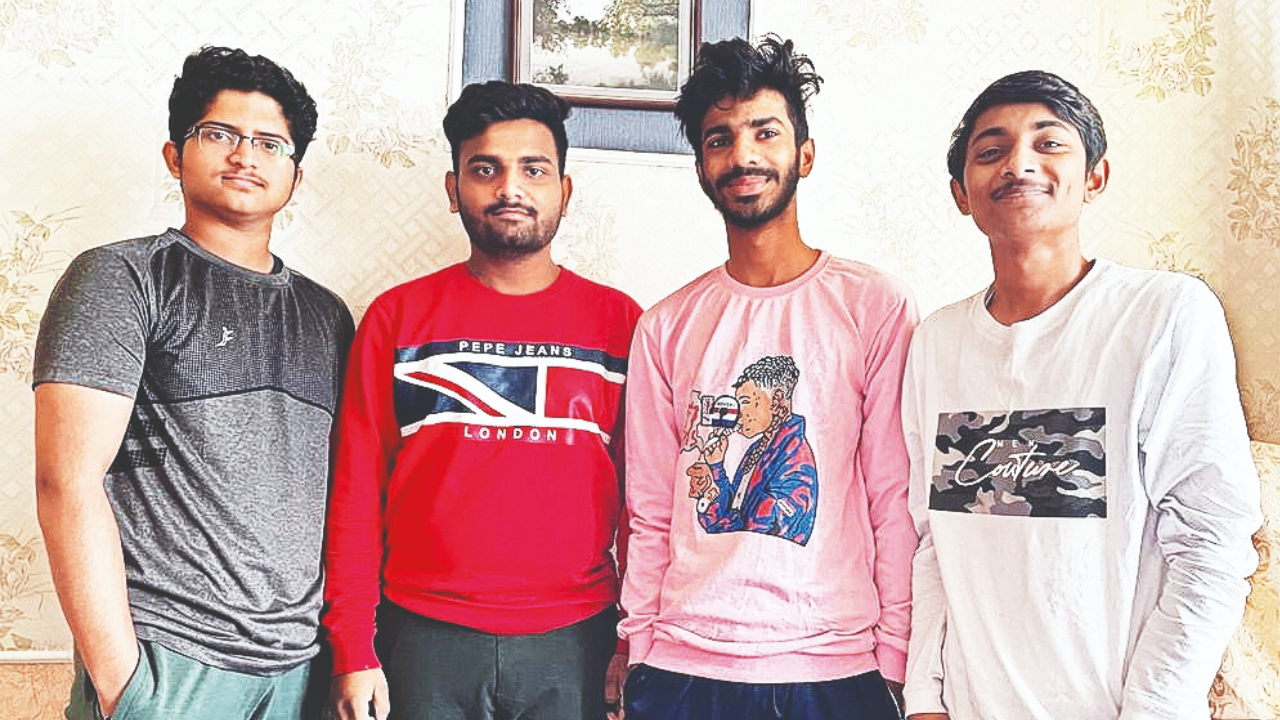 How many British still live in India?
