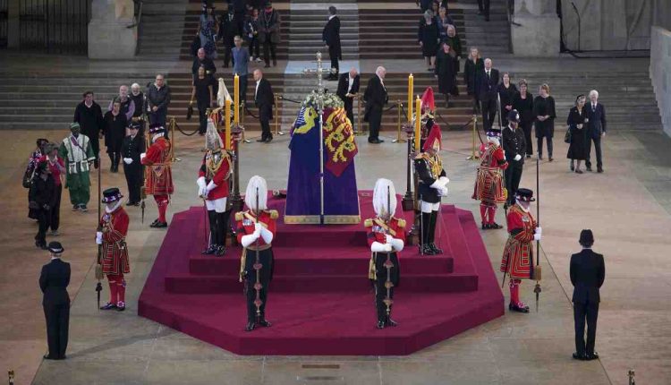 Death of Queen Elizabeth II: Thousands line up to pay tribute
