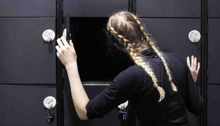 How does a thief take thousands of dollars from London gym goers?