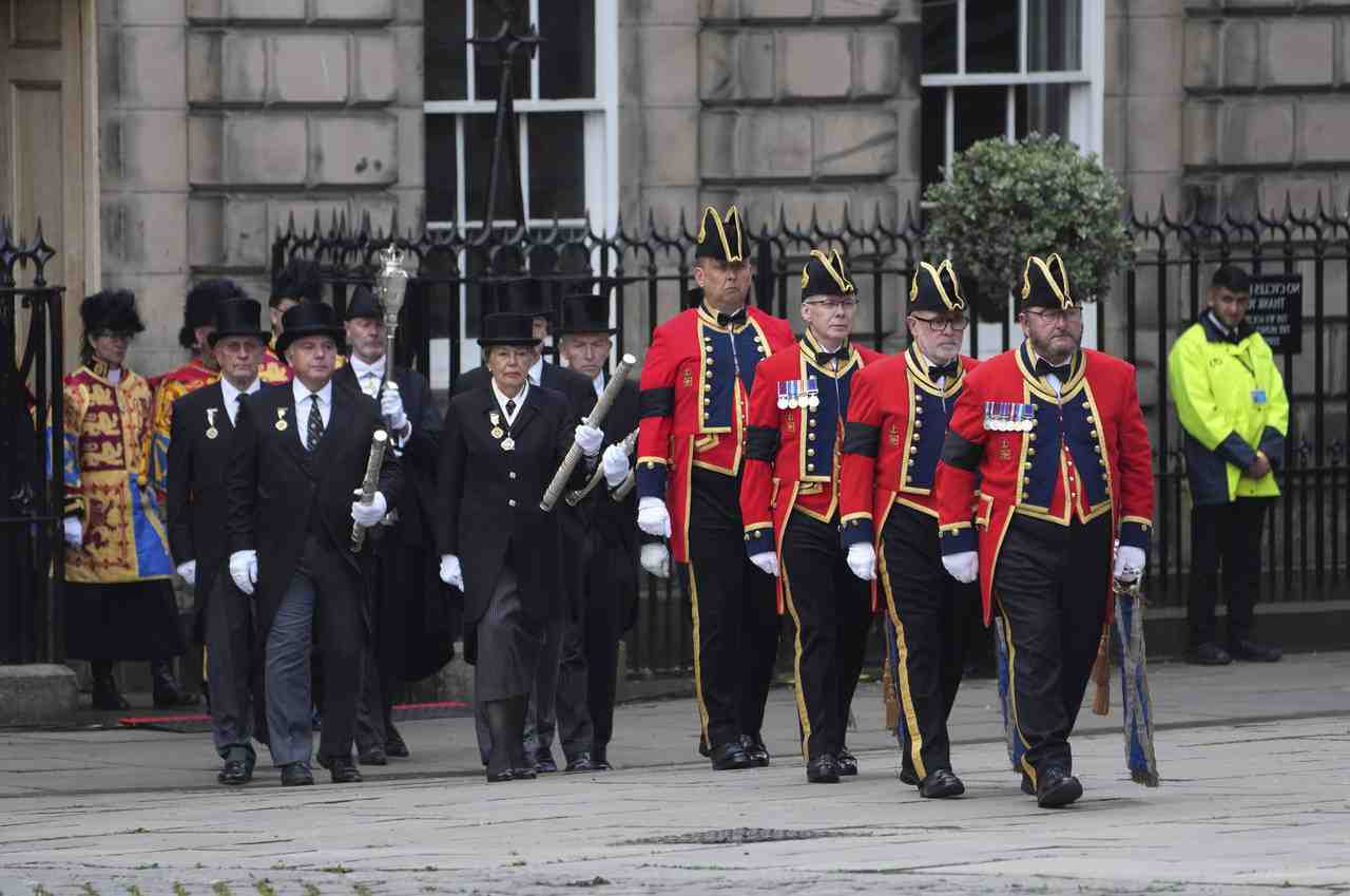 How will the Queens coffin travel from Scotland to London?
