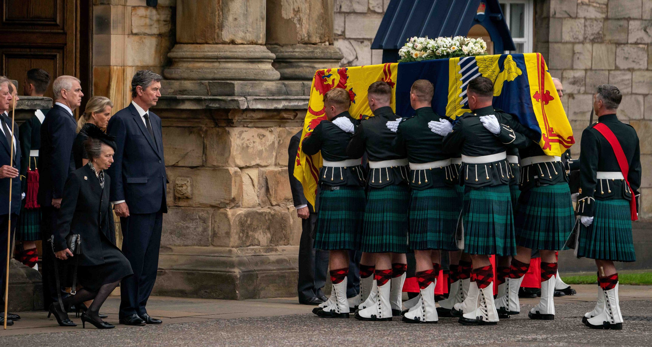 Where is the coffin of Queen Elizabeth now?