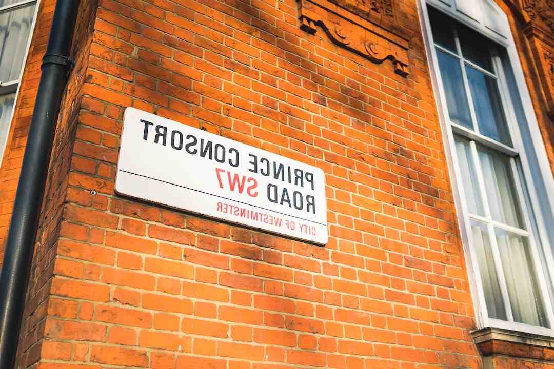 What comedian was killed in a car crash in 2022?