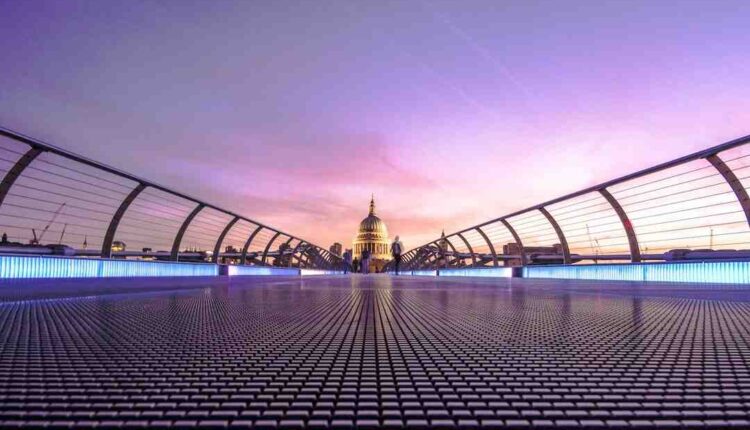 London stations 'dangerously overcrowded' as train services stop