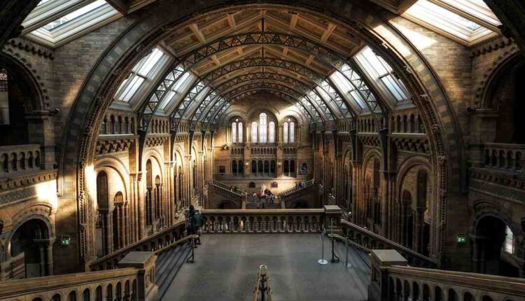 Glowing art sculpture unveiled in London