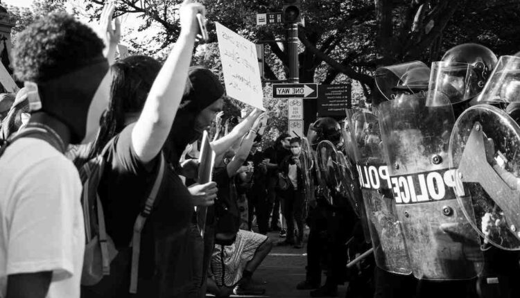 Metropolitan Police: MoD offers military support after armed officers turn in weapons